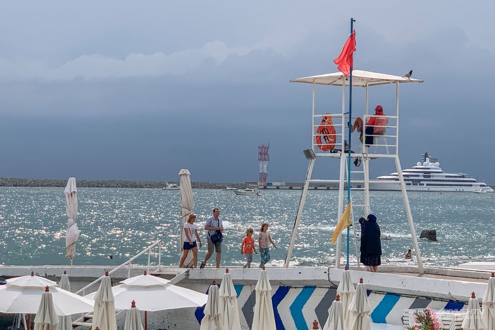 Спасатели на пляже помогают чувствовать себя в безопасности на воде и на суше.
