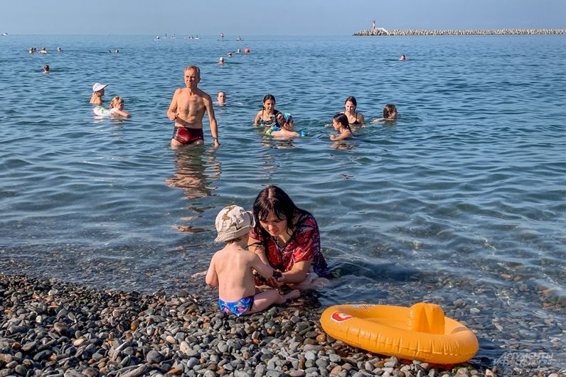 Пляжи на Центральной набережной имеют пологий вход в море, что оптимально для отдыха с детьми.