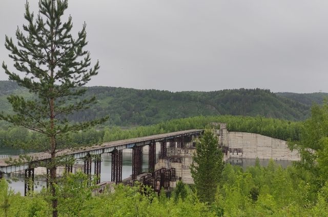 Крапивинский гидроузел начали строить в 1977 году.