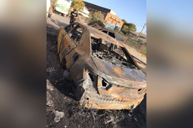 В Хабаровске сгорело два автомобиля