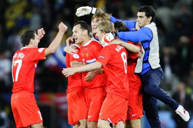 Игроки сборной России радуются победе в матче чемпионата Европы 2008 по футболу между сборными России и Швеции.