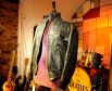 Чёрная кожаная куртка гитариста The Beatles Джорджа Харрисона была продана на аукционе Bonhams в Лондоне за 110,5 тысяч фунтов. Он выступал в этой куртке с 1960 по 1962 год