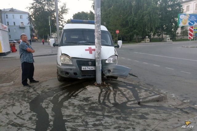 Машина скорой помощи врезалась в столб в ДТП в Новосибирске