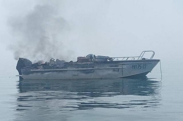 В Хабаровском крае рыбаки нашли сгоревший катер и погибшего члена экипажа