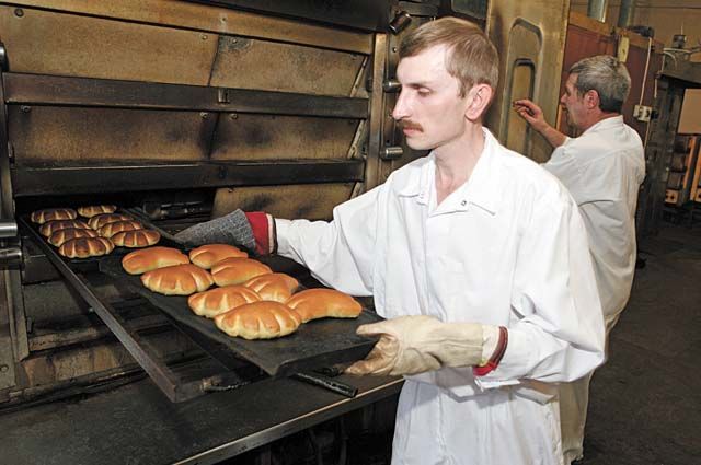 Благодаря субсидии владелица пекарни в Орджоникидзевском районе расширяет штат, принимает на работу управляющего и помощника пекаря.