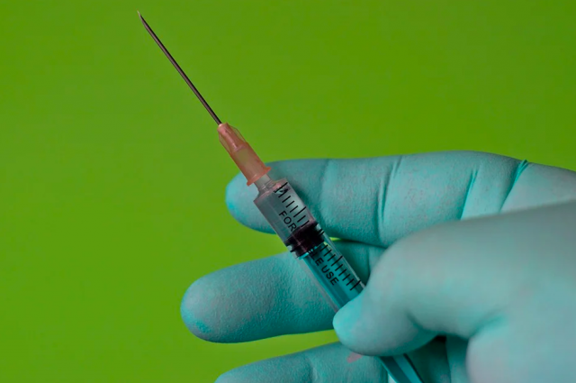 Губернатор Новосибирской области Андрей Травников решил пока не вводить обязательную вакцинацию от COVID-19 в Новосибирской области. 