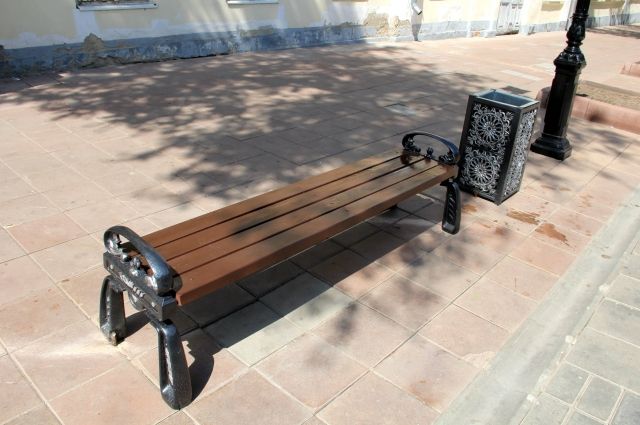 В Оренбурге на улице Советской зачем-то меняют вполне приличные старые урны и скамейки.