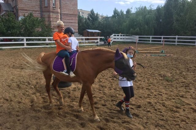 Более 400 тысяч рублей выделил Металлоинвест на развитие направления адаптивной верховой езды в конно-спортивном клубе «Ника». 