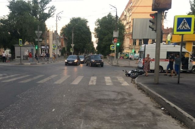 Автоледи на KIA протаранила мотоцикл в центре Саратова
