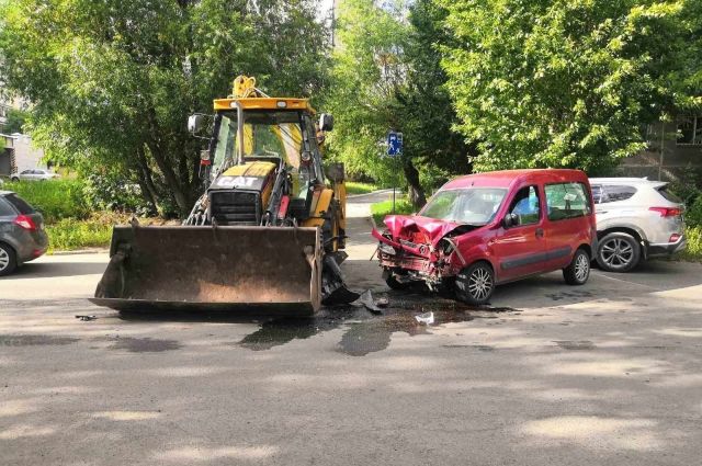 Трактор врезался в легковушку в Курчатовском районе Челябинска