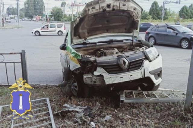 В Ульяновске водитель «Рено» устроил массовое ДТП и снёс ограждение