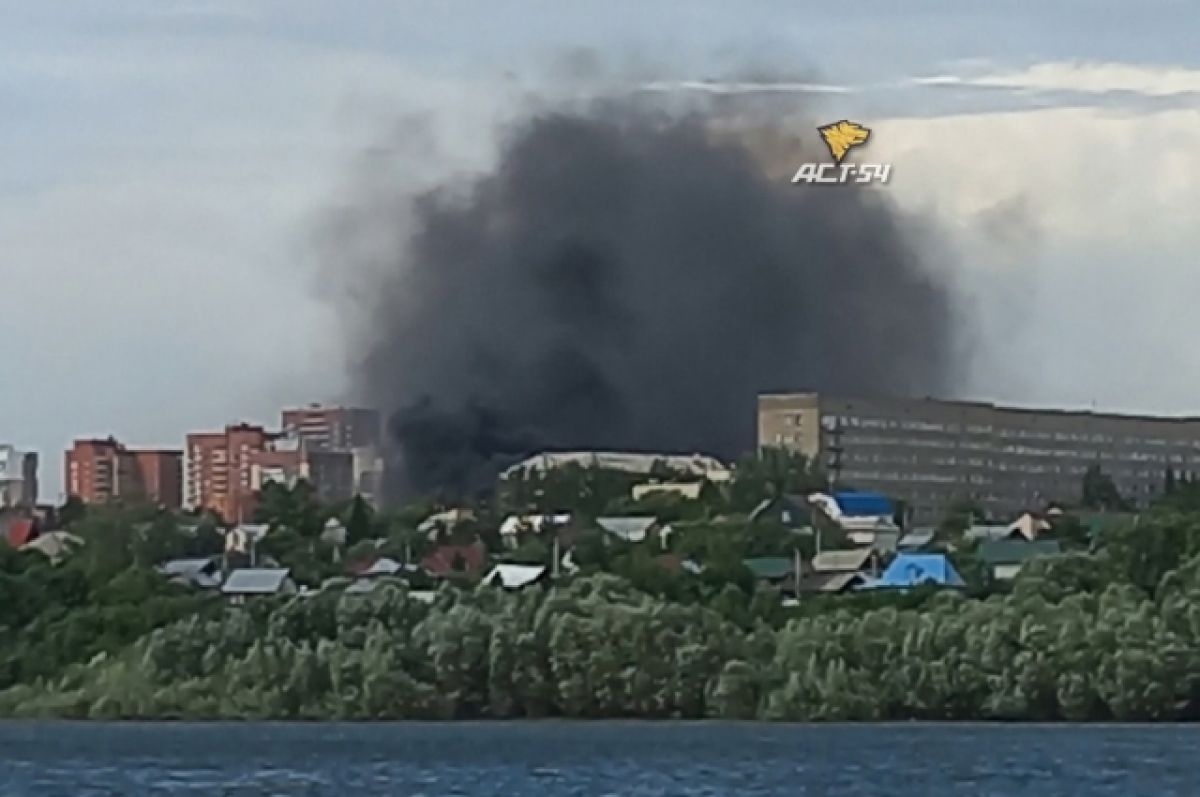 Пожар при сильном ветре. Черный дым Новосибирск. Что горит в Новосибирске. Дым над Новосибирском. Что горит в Новосибирске сейчас.