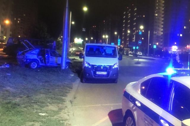 Ночью в Ростове-на-Дону водитель без прав врезался в эвакуатор