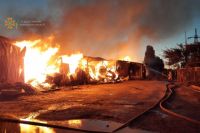 Пожар на большом складе с древесиной в Харькове