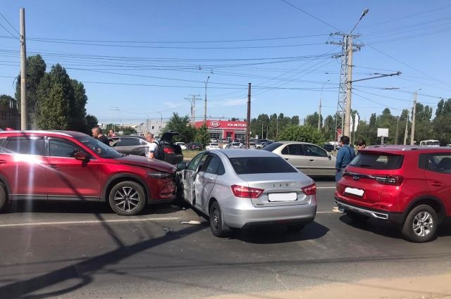 В Тольятти госпитализирован водитель «Весты», пострадавший в массовом ДТП