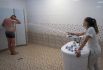 Мужчина принимает душ Шарко в рамках программы реабилитации после COVID-19 в санатории «Родник» в Пятигорске