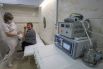 Женщина на сеансе надвенного лазерного облучения крови в рамках программы реабилитации после COVID-19 в санатории «Пятигорский нарзан» в Пятигорске