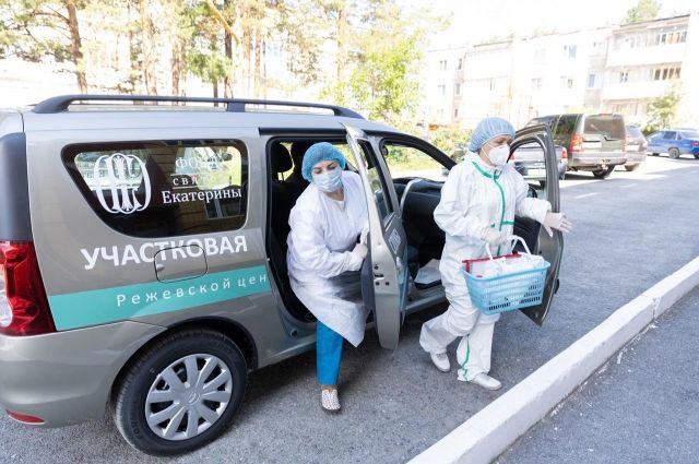 Фонд святой Екатерины передал три машины для медиков Свердловской области