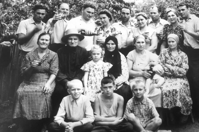 Несколько поколений семьи Натальи Тованчевой. Сама она ещё совсем маленькая. В центре.