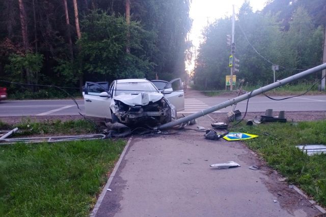 В Перми автомобиль врезался в столб, пострадала пассажирка машины