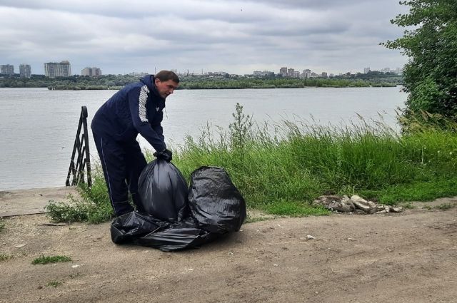 Активисты очистили берег Оби от мусора в Ленинском районе Новосибирска