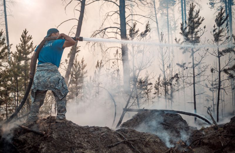 Сотрудник МЧС РФ во время тушения лесных пожаров в Якутии
