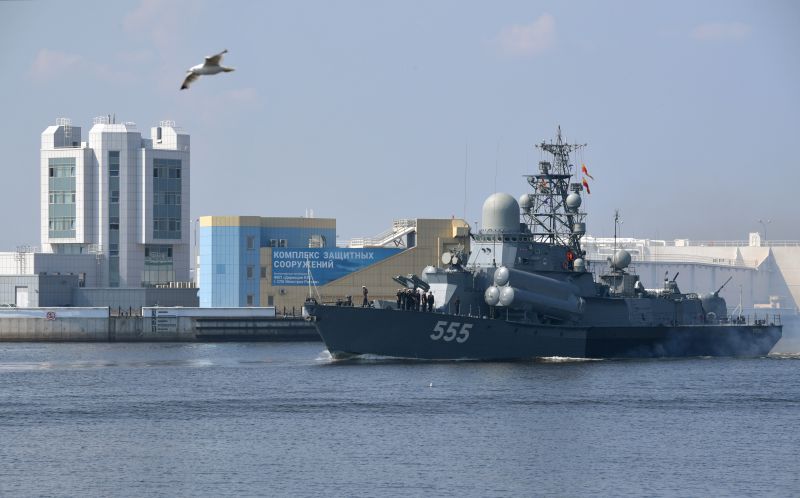 Малый ракетный корабль «Гейзер» во время подготовки к параду, посвященному Дню Военно-морского флота РФ, в Кронштадте