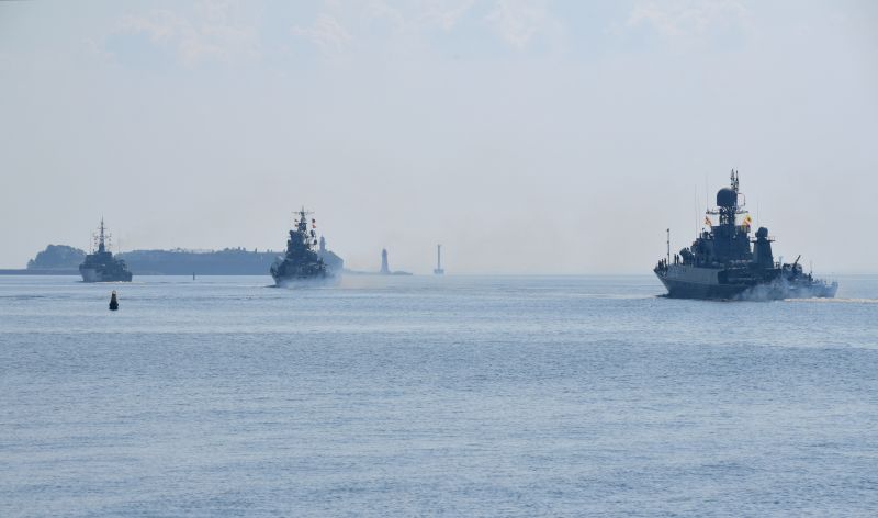 Корабли ВМФ РФ в кильватерном строю во время подготовки к параду, посвященному Дню Военно-морского флота РФ, в Кронштадте