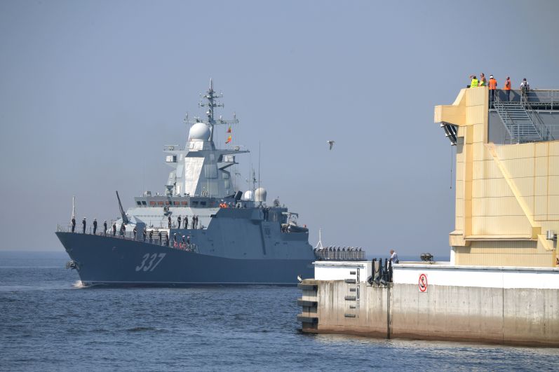 Большой противолодочный корабль «Вице-адмирал Кулаков» во время подготовки к параду, посвященному Дню Военно-морского флота РФ, в Кронштадте