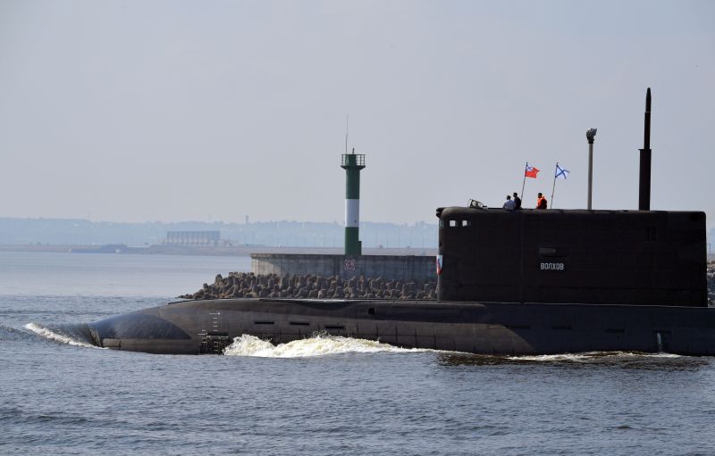 Дизель-электрическая подводная лодка «Волхов» во время подготовки к параду, посвященному Дню Военно-морского флота РФ, в Кронштадте
