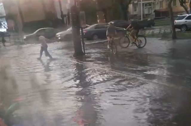 Улицы Челябинска затопило после ливня