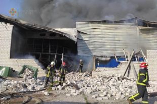 В Киеве потушили масштабный пожар на складах