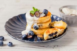 Сырники с изюмом: рецепт вкусного завтрака.