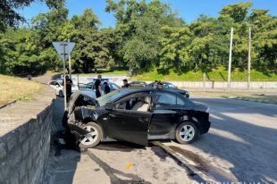 Автомобиль врезался в стену в Днепре: есть жертвы