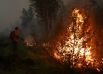 Пожарный во время тушения лесных пожаров в Якутии