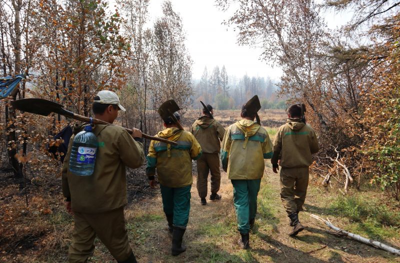 Пожарные во время тушения лесных пожаров в Якутии