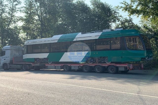 В Челябинск доставили еще один новый трамвай