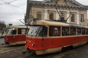В центре Киева стоит пробка из трамваев.