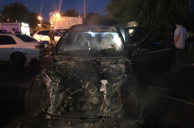 Ночью в Омске загорелась иномарка BMW X5
