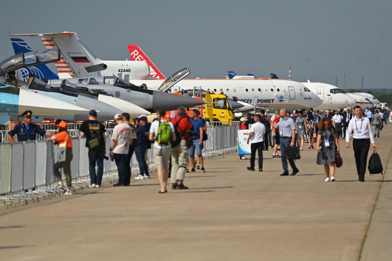 Посетители осматривают самолёты на выставке Международного авиационно-космического салона МАКС-2021