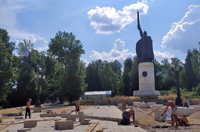 В Муроме возле памятника Илье Муромцу выложат 2500 квадратных метров плитки