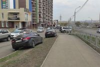 Сообщить о парковках на газоне в Центральном районе можно по электронной почте: kismv@centr.admkrsk.ru.