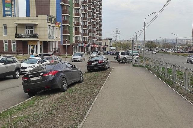Сообщить о парковках на газоне в Центральном районе можно по электронной почте: kismv@centr.admkrsk.ru.