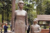 Памятник первой учительнице открыли 11 июля в парке Космонавтов.  