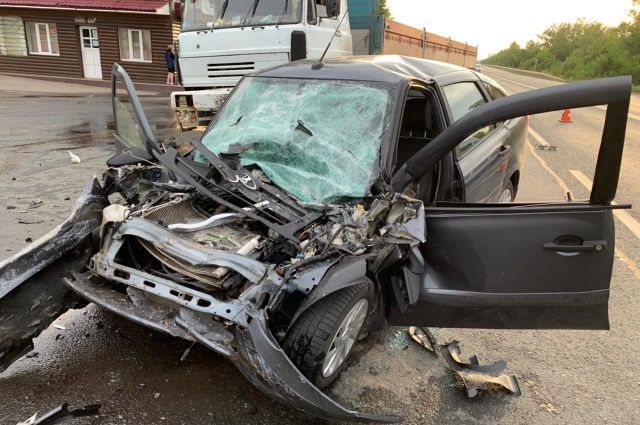 На трассе Самара-Бугуруслан погиб водитель «Гранты», врезавшись в КамАЗ