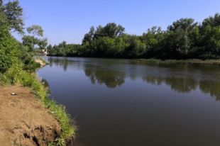 Водолазы аварийно-спасательной службы Оренбургской области достали из водоема тело утонувшего.