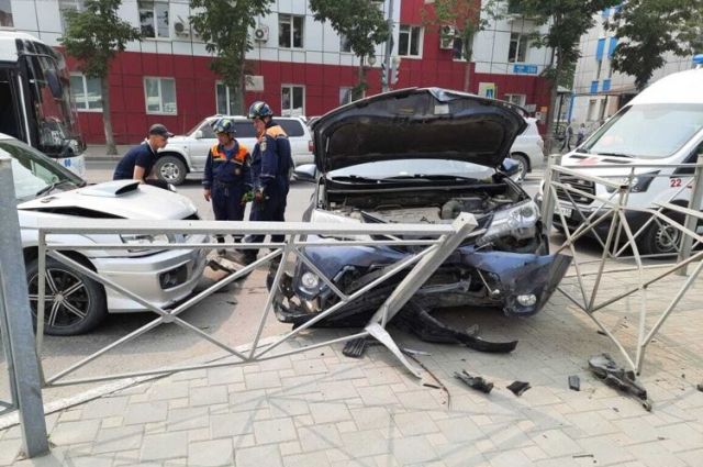 На месте работают пожарные, скорая помощь, спасатели и полиция. Причины аварии выясняются. 