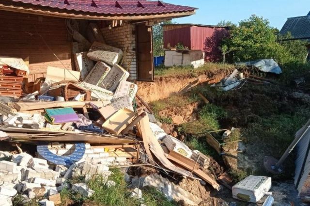 В Балахне Нижегородской области под землю ушла часть дома