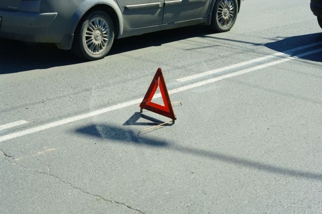 Водитель легковушки в Барнауле врезался в припаркованные автомобили