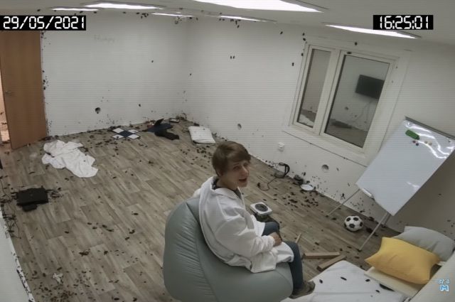 Блогер из Новосибирска просидел сутки в заполненной тараканами комнате